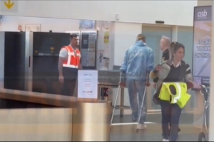 早日康复！哈兰德来到巴塞罗那接受检查，被拍到拄拐行走